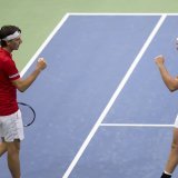 Marc-Andrea Hüsler et Dominic Strickler ont enlevé 9 des 10 derniers jeux de leur double. KEYSTONE/PETER KLAUNZER